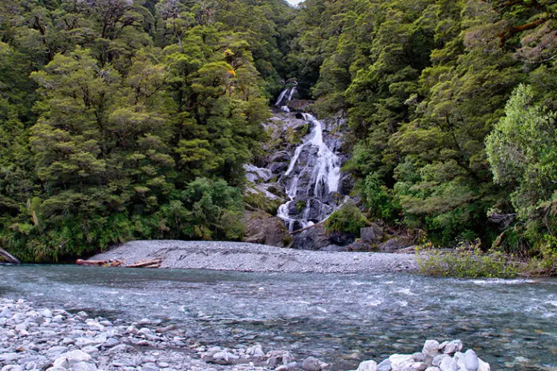 9-10 Fantail Falls Fox Glacier 到 Wanaka 景點推薦 4-5) Fantail Falls (扇尾瀑布)