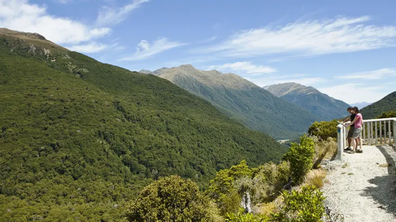 9-11 Haast Pass Lookout Fox Glacier 到 Wanaka 景點推薦 4-6) Haast Pass Lookout (哈斯特隘口觀景台)