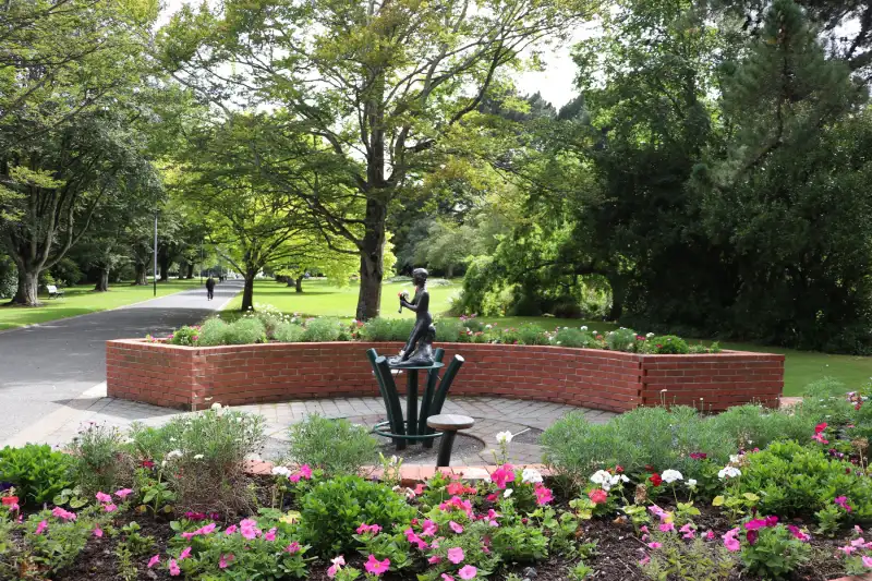 44-02_Queens Park