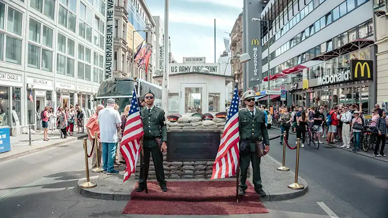 柏林景點｜#7 Checkpoint Charlie 查理檢查站